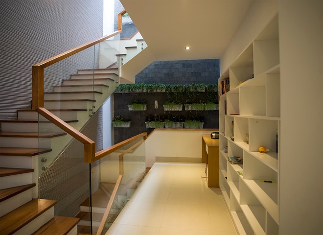 Cầu thang, hành lang với nhiều chỗ dừng chân để cả nhà có thể ngồi chơi, hóng gió, hay đọc sách