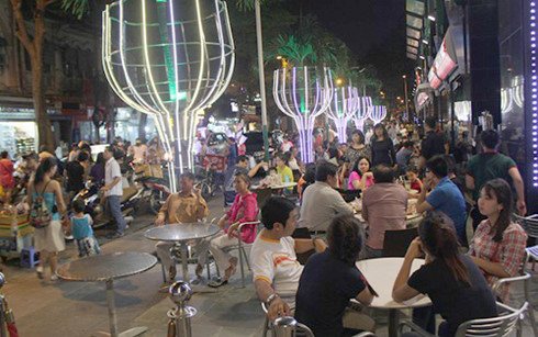 Từ khi phố đi bộ Nguyễn Huệ đi vào hoạt động, nhiều cửa hàng tiện ích cũng nhanh chóng khai trương để phục vụ khách tham quan mỗi đêm (ảnh: Zing)