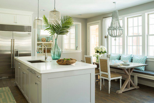 Những bình hoa lá trang trí kết hợp với sắc xanh của tường, nội thất ​ đem lại cảm giác dễ chịu cho phòng bếp - bàn ăn