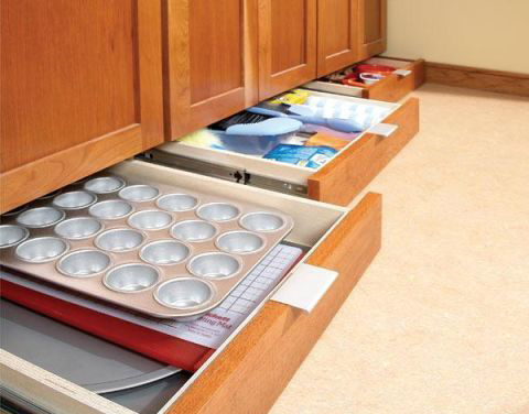 Khoảng trống hẹp ở gầm tủ bếp có thể biến thành nơi để vô số dụng cụ làm bánh