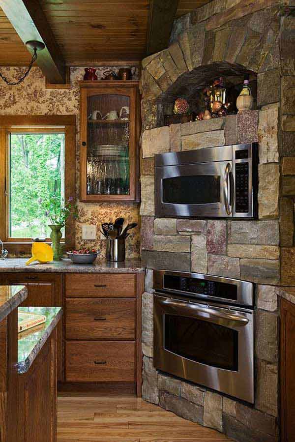 Phòng bếp mang hơi hướng cổ điển với đá ốp và chất liệu gỗ