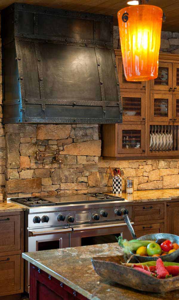 Khu bếp ấn tượng bởi sự kết hợp giữa chất liệu đá và gỗ