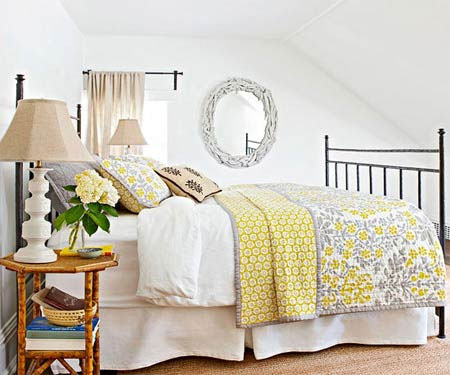 Điểm nhấn màu vàng của ga giường giảm bớt sự đơn điệu ​ của phòng ngủ màu trắng