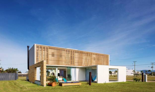 Ngôi nhà có diện tích gần 100m2, xung quanh là không gian xanh gồm ​ nhiều cây cỏ tại vùng đồng quê ở Brazil