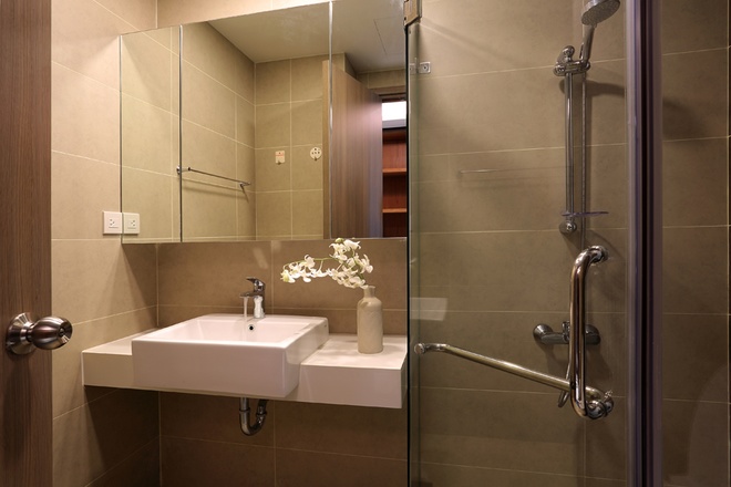 Phần tủ kết hợp gương soi giúp phòng WC được gọn gàng, ngăn nắp hơn