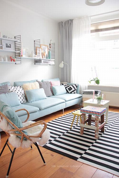 Căn phòng màu trắng nền nhã sinh động với sofa xanh pastel