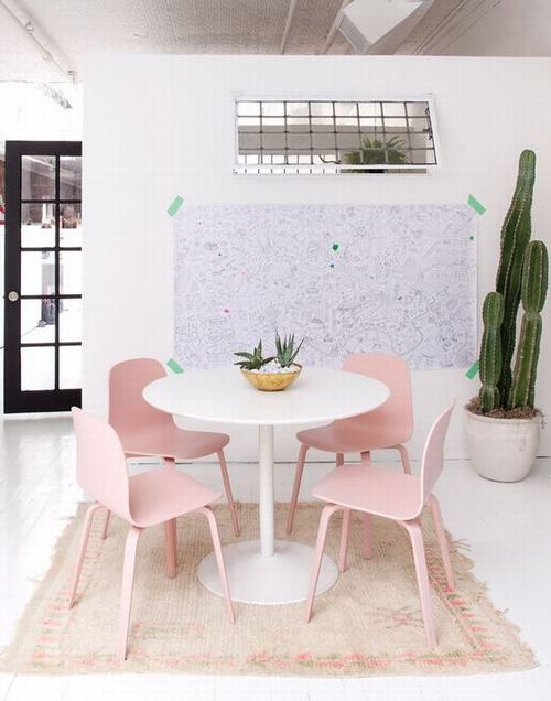 Đối với phòng ăn, một bộ bàn ghế nhỏ xinh mang màu pastel hài hòa  ​với màu sắc của rèm cửa là sự kết hợp tuyệt vời