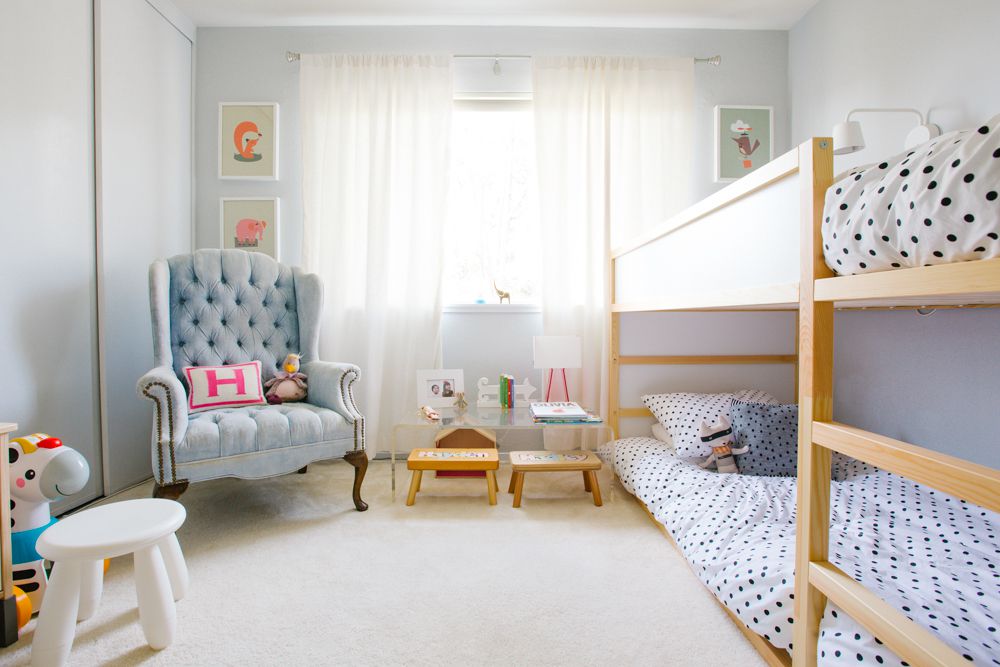 Phòng ngủ hai cô công chúa nhỏ của gia đình được thiết kế đơn giản,  không gian hợp lý tạo sự thoải mái cho hai bé
