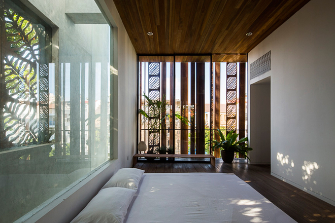 Phòng ngủ với bức vách gỗ giúp kiểm soát ánh sáng tự nhiên vào phòng