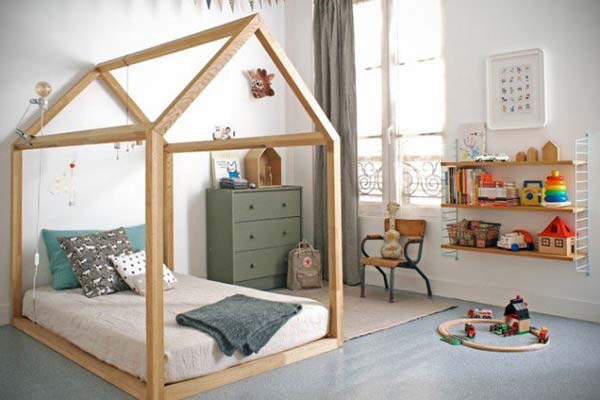 Với mô hình những ngôi nhà, các chi tiết nhỏ như tủ kệ cho đến khung giường ​ đều tạo nên sự gần gũi cho bé