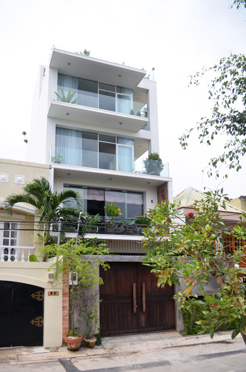 Ngôi nhà 4 tầng nằm trên khu đất 200m2 ở quận 2 (Tp.HCM) có thiết kế  ​bên ngoài hiện đại với nhiều mảng xanh