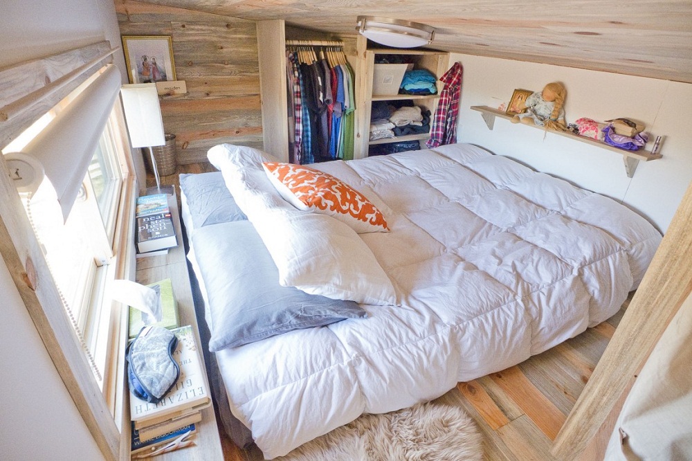 Phòng ngủ được bố trí ở gác xếp với tủ quần áo nhỏ gọn