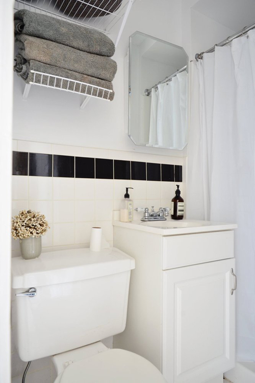 Phòng tắm khá nhỏ nên chủ nhà tận dụng từng cm  ​và chỉ sử dụng chủ yếu tông trắng