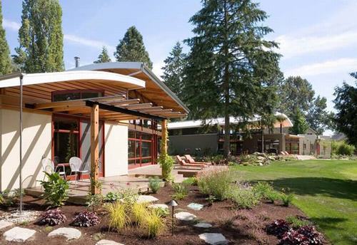 Ngôi nhà vườn sinh đôi này gồm 2 căn riêng biệt được thiết kế bởi  ​Balance Associates Architects