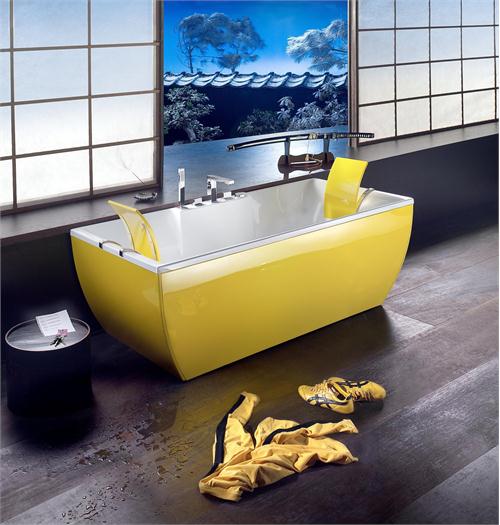 Bồn tắm màu vàng tươi nổi bật trên sàn nhà màu nâu tối
