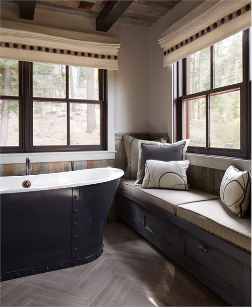Bồn tắm lấy màu đen làm chủ đạo, tạo cảm giác nam tính pha trộn vẻ đẹp mắt của các yếu tố thiết kế tự nhiên khác của căn phòng