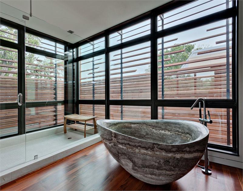 Với vật liệu đá granit tự nhiên, bồn tắm không chỉ tạo sự bắt mắt, độc đáo mà còn tạo nên sự thân thiện với với môi trường
