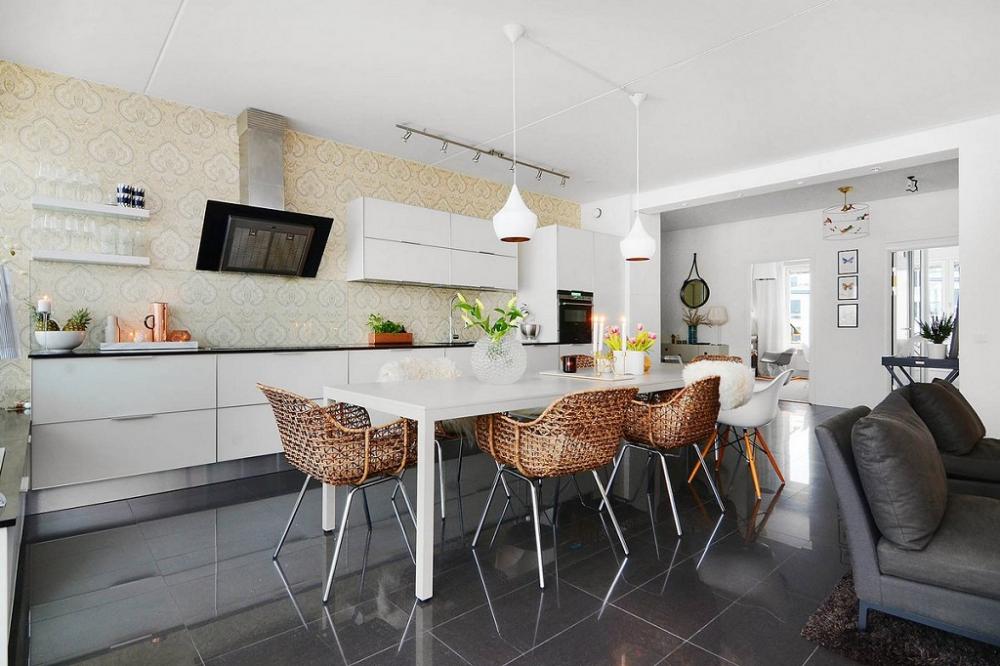Phong cách tối giản cũng được sử dụng khéo léo trong cách lựa chọn nội thất nhà bếp ​ với bộ ghế ấn tượng, tủ bếp đơn giản