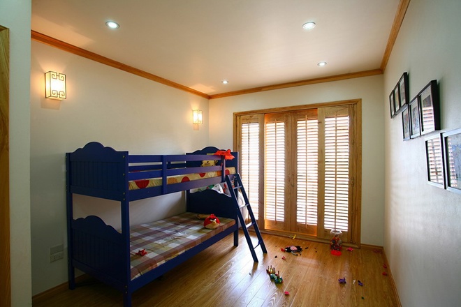 Phòng ngủ của trẻ con sử dụng giường tầng để dành diện tích làm chỗ chơi cho trẻ