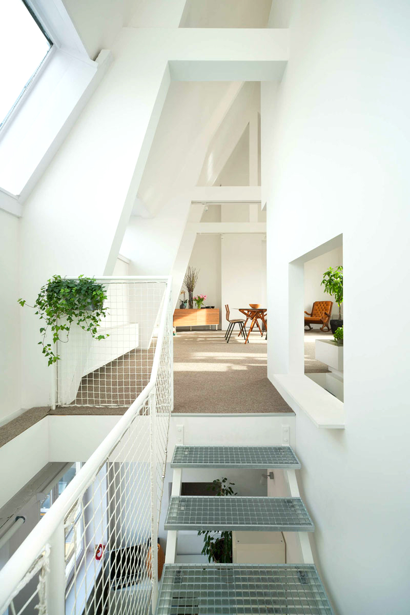Căn hộ được cải tạo thành không gian sống của gia đình gồm 4 thành viên,  kiến trúc sư đã thiết kế theo lối mở bố trí sắp xếp lại từng khu vực chức năng,  ​tập trung vào các mảng tường sơn trắng kết hợp cùng cửa kính