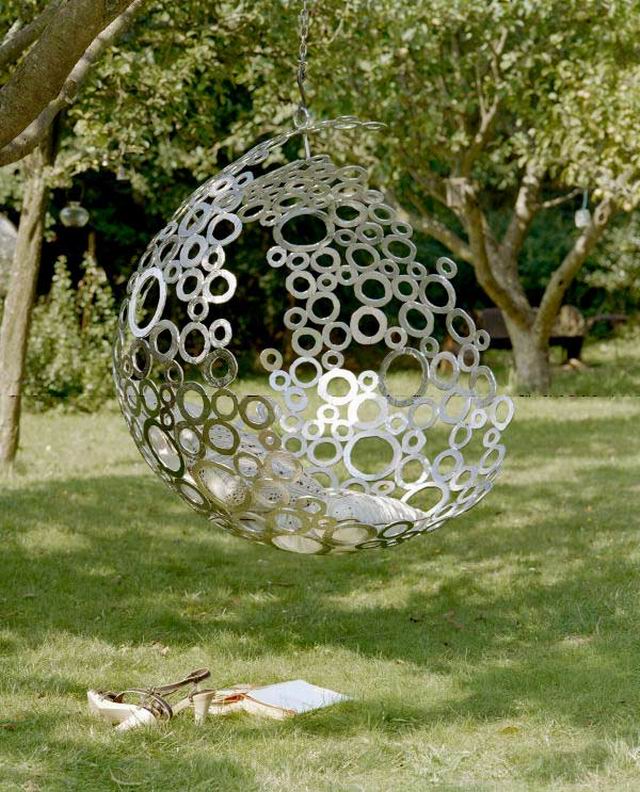Ghế treo dạng quả bóng bằng kim loại nhưng được  ​cách điệu bằng những miếng kim loại hình tròn