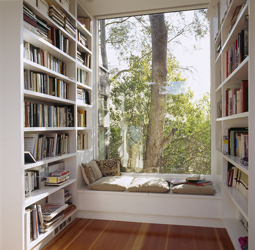 Góc cửa sổ đầy nắng trở thành không gian đọc sách thơ mộng