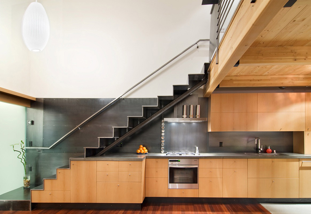 Hệ tủ bếp được thiết kế dưới gầm cầu thang để tiết kiệm diện tích 