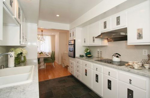Phòng bếp tiếp tục sử dụng tone màu trắng làm chủ đạo tạo cảm giá sạch sẽ và làm nổi bật đồ nội thất trong không gian này
