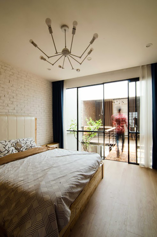 Phòng ngủ chính sử dụng hệ cửa kính lớn tạo cảm giác rộng rãi  ​và có rèm để đảm bảo riêng tư khi cần