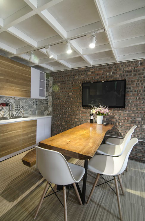 Phòng ăn có sự kết hợp giữa bàn là gỗ nguyên khối mộc mạc  ​với những chiếc ghế kiểu dáng hiện đại