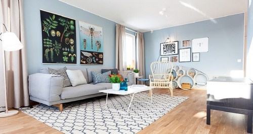 Ngoài bộ sofa và một số món đồ nội thất khác, hãy thay toàn bộ rèm cửa cũ  bằng sắc xanh mềm mại, kết hợp cùng việc tạo điểm xuyết nhờ những gam màu khác trên thảm trải sàn, đèn bàn, gối tựa