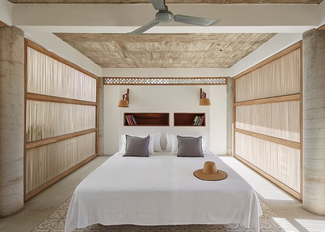 Mảng gỗ làm bằng tay giúp phần tường trắng trong phòng ngủ trở nên thu hút hơn 