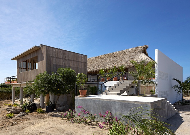Biệt thự 2 tầng ở Mexico nằm trong cụm nhà ven bãi biển Puerto Escondido của Mexico, ​ ngôi nhà bị các ngôi nhà phía trước chắn tầm nhìn