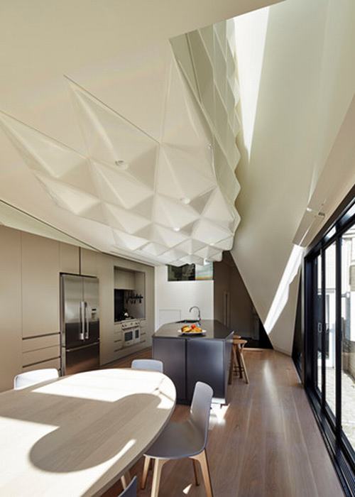 ​Phòng bếp được thiết kế với cửa kính trong tận dụng tốt ánh sáng tự nhiên