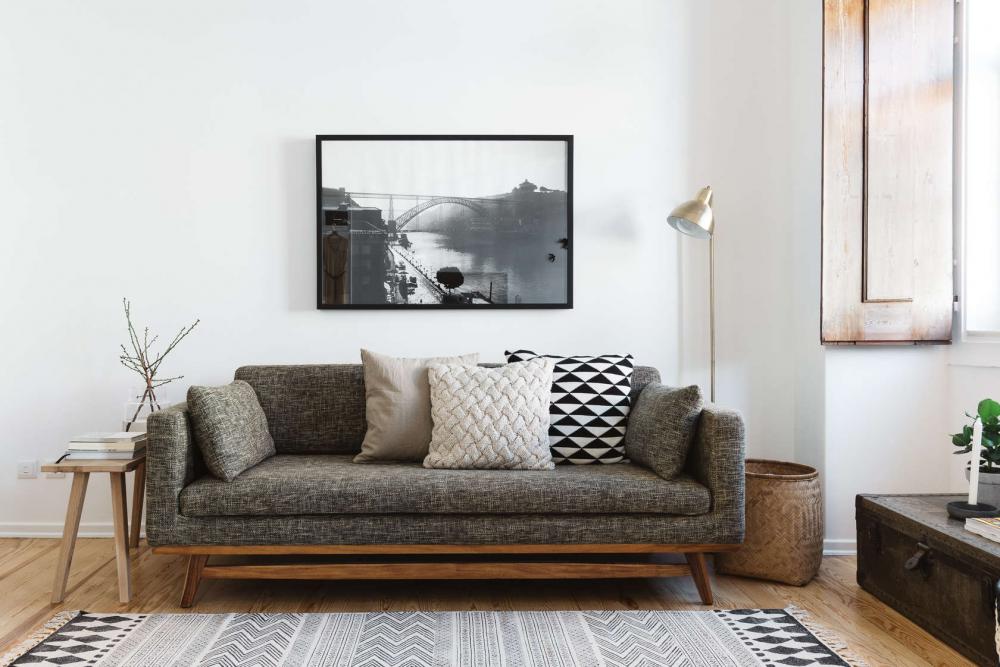 Phòng khách với bộ sofa màu xám trung tính trên tone màu trắng chủ đạo