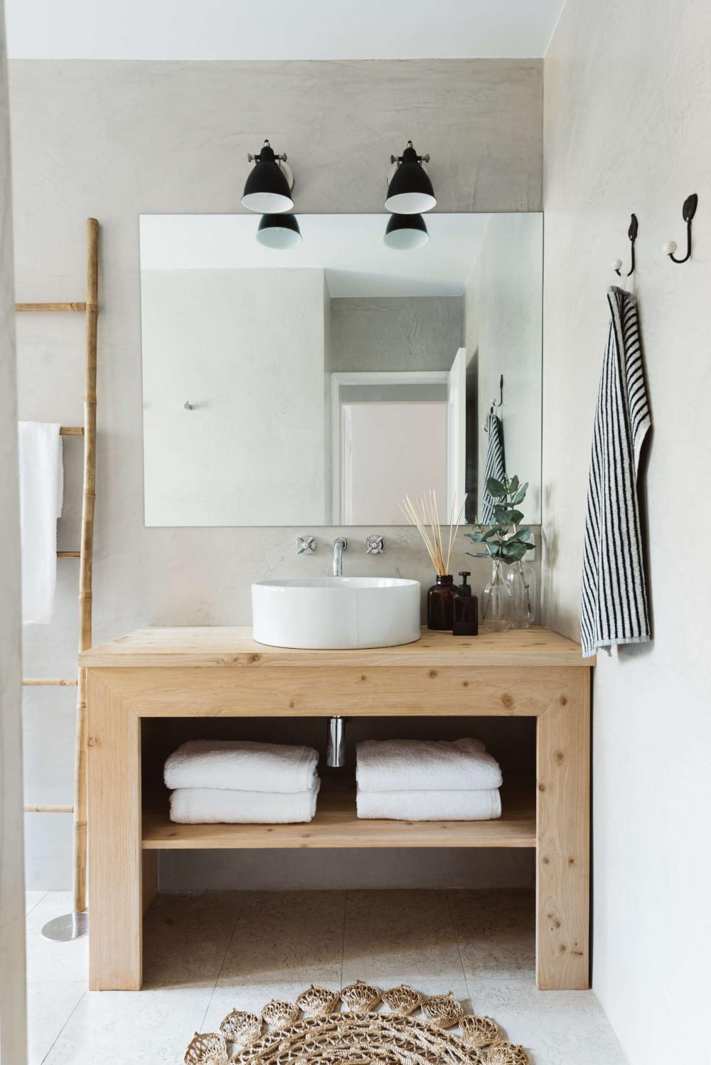 ​Gương soi cỡ lớn, tủ gỗ lưu trữ và chiếc thang treo khăn tắm độc đáo