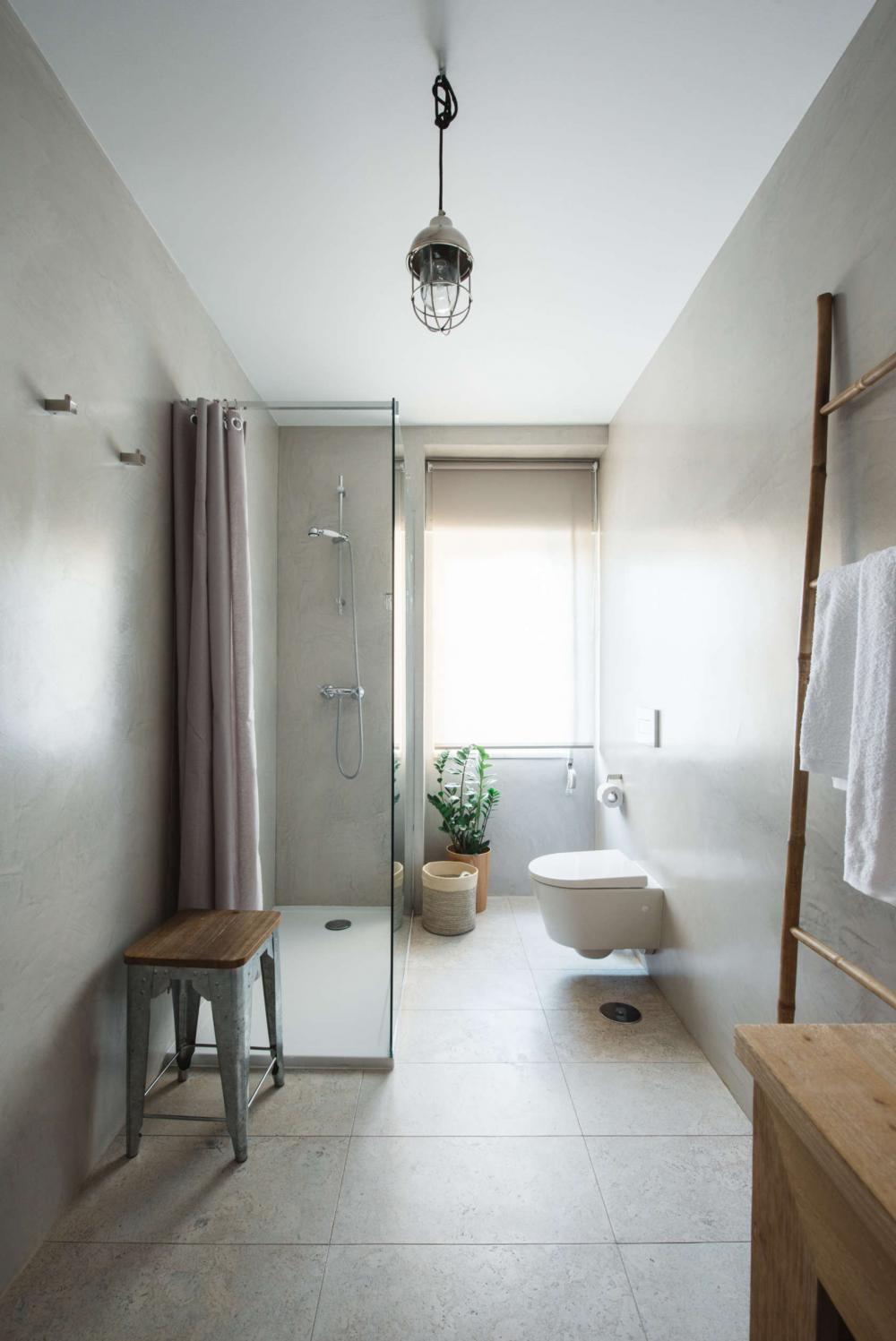 Phòng tắm cũng được thiết kế ô cửa lớn để lấy ánh sáng trực tiếp,  rèm cửa đảm bảo sự riêng tư nhất định