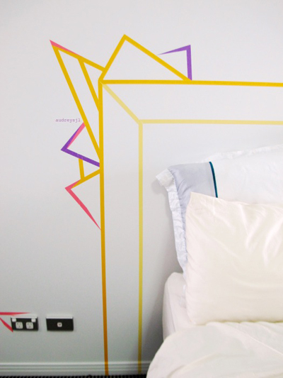 Nếu bạn muốn tạo điểm nhấn cho phòng ngủ, hãy lên ý tưởng ​ cho một kiểu đầu giường trừu tượng