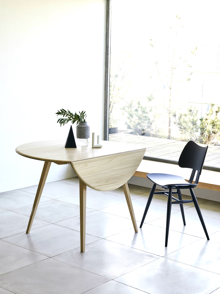 ​Trong một thiết kế khác, chiếc bàn tròn với chất liệu gỗ sồi vân sáng màu có thể gập lại  ​và mở rộng ra đủ phục vụ cho bốn người hay hơn thế nữa