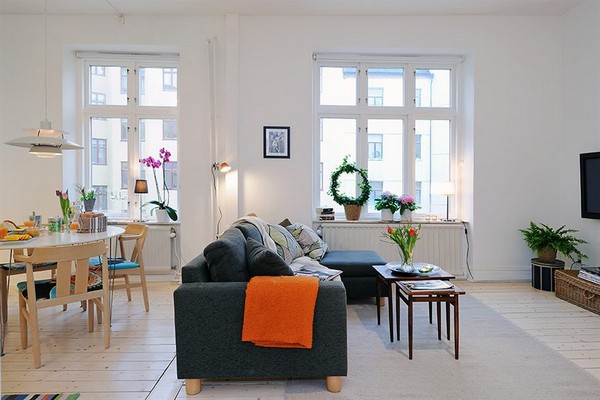 Sofa lớn đóng vai trò ngăn cách không gian tiếp khách và bàn ăn