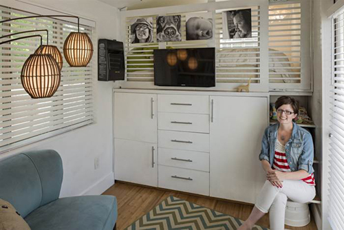 Giường được nâng cao hơn để kết hợp tủ đồ lớn,  bức vách ngăn treo những hình ảnh của gia đình