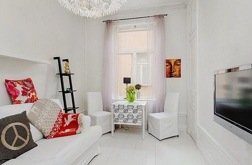 Phòng khách nhỏ gọn và được bài trí một cách tinh tế từ sofa cho đến những vật trang trí