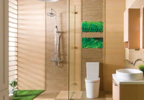 Tông màu sáng cùng các chi tiết nội thất đơn giản, tinh tế giúp phòng tắm ​ diện tích nhỏ trở nên thoáng đãng, đẹp và sang trọng. Ảnh: Cotto
