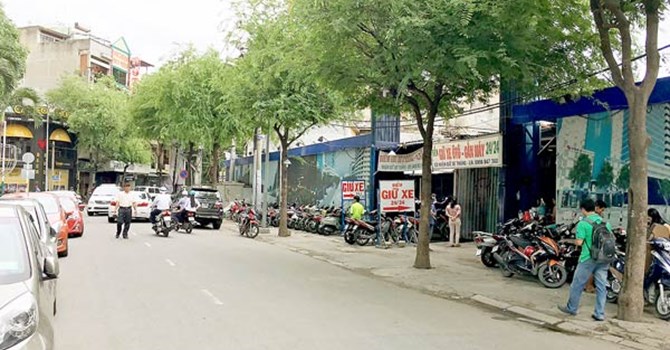​Khu đất “vàng” tại 117-119 đường Nguyễn Huệ (quận 1) hiện là bãi đậu xe