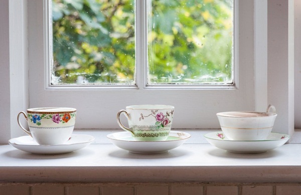 Góc thưởng trà với cửa sổ hướng ra sân vườn lãng mạn
