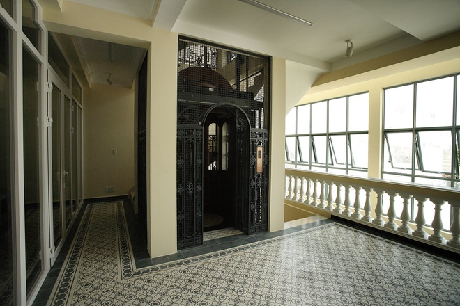 Điểm nhấn đặc biệt nhất trong ngôi nhà chính là chiếc thang máy  được thiết kế riêng theo phong cách thời Pháp thuộc