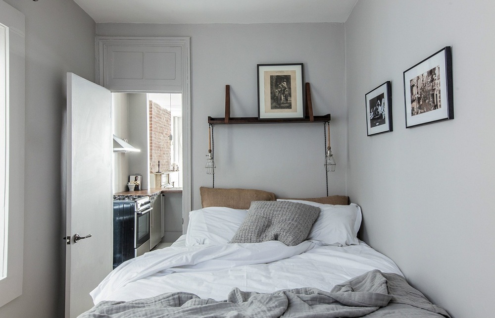 Phòng ngủ đơn giản và thoải mái, những khung tranh tạo  ​điểm nhấn cho bức tường