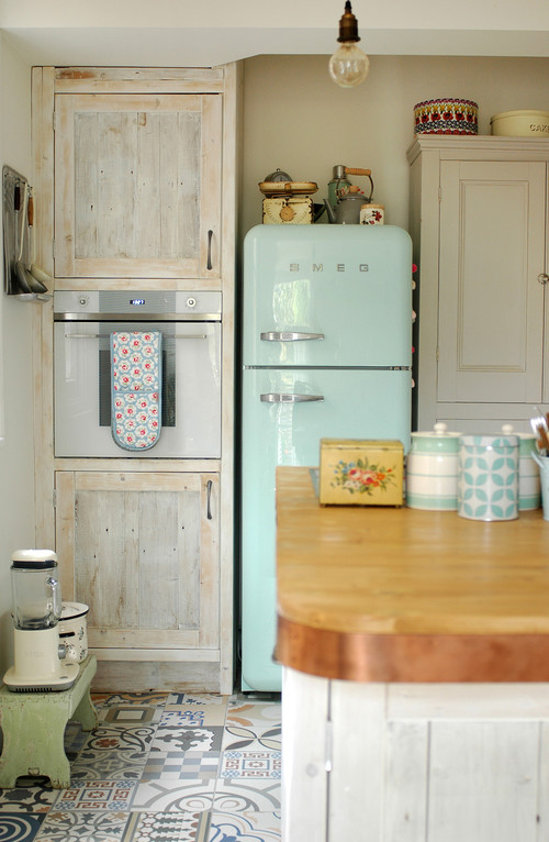 Chiếc tủ lạnh màu paste trở nên nổi bật trong không gian bếp