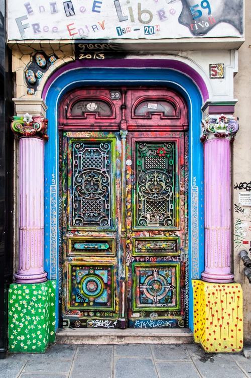 ​Cánh cửa đầy màu sắc vui nhộn tại Paris, Pháp