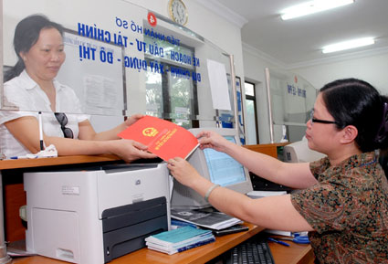 Hà Nội hoàn thành cấp sổ đỏ lần đầu vào năm 2017 (ảnh minh họa, nguồn: Báo Lao động)